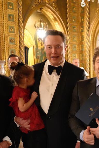 cb_doge's tweet photo. Elon Musk with his adorable daughter, Azure. 🫶🏻 https://t.co/QGJkOn4Vgp