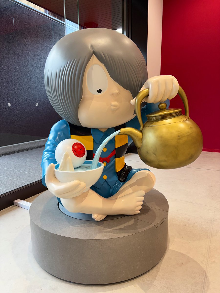 水木しげる記念館へ。
展示物が大幅に変わり読み応えあって長時間滞在できるのは頷けます。
鬼太郎誕生の原画はありがたいです。
広くなったイメージでまだまだ展示できそう。
お土産のな・ぷーんストアの店長がタヌキ!
推しが強い可愛い!
影絵も復活してました。
20分に一回で魔女のみでしょうか。 