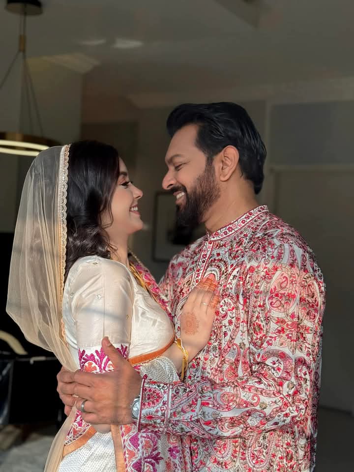 Boby06981247's tweet photo. রোজা আহমেদ তাহসানের দ্বিতীয় সহধর্মিনী
Roza Ahmed Tahsan's second wife
বরিশালের মেয়ে রোজা আহমেদকে 
বিয়ে করলেন তাহসান.

#everyone #rozaahmed #tashan #tasan #highlights_Bangladesh_Digital https://t.co/4MRjpTBzYG