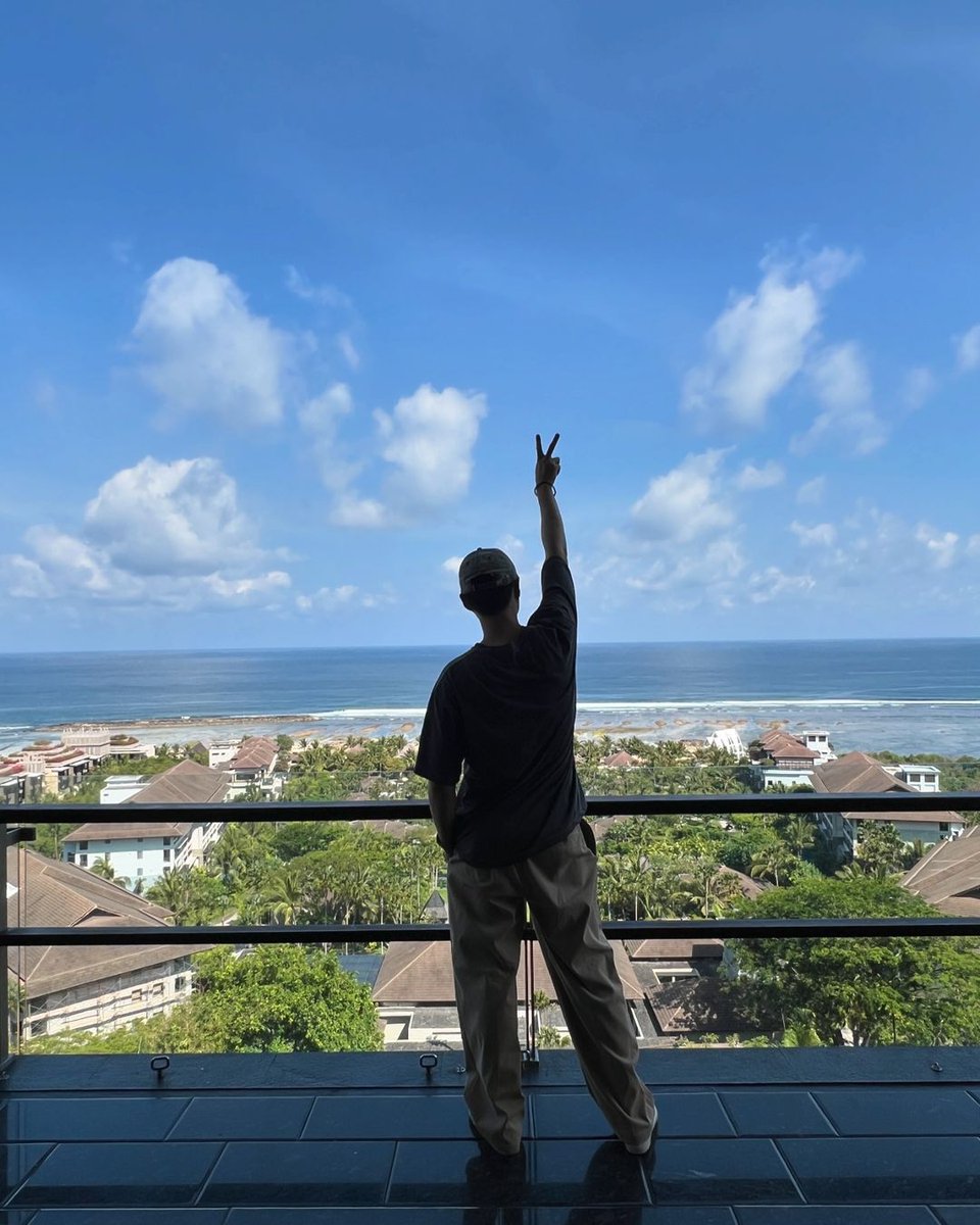 Standing on the edge of paradise, with the horizon stretching endlessly beyond. Here, the sky whispers stories to the sea, and time slows down for just a moment. Bali, where the soul finds its calm amidst the waves and the breeze carries nothing but peace. ✌️