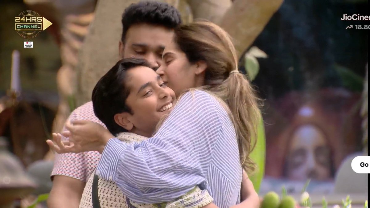 cookedsoul10's tweet photo. @TN_NEWSTODAY @angelshruthika #ShrutikaArjun really needed this. #Shrujun & aavav reunion is highlights of family week
JAB SHRUTIKA MET ARJUN
Her game should peek now ๐งฟ๐ฅ
#Biggboss18 #BiggBosstamil8 https://t.co/kyDjGUAgUU