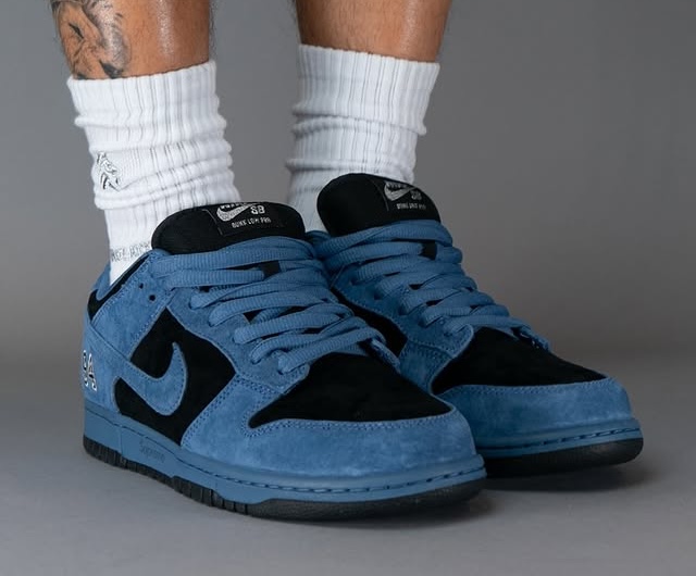JustFreshKicks's tweet photo. ON FOOT LOOK: Supreme x Nike SB Dunk Low "Ocean Fog" 🫐 https://t.co/JHHxCaxm1G https://t.co/LLFAGT1Tif