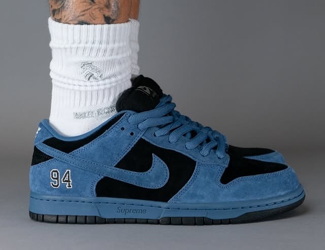 JustFreshKicks's tweet photo. ON FOOT LOOK: Supreme x Nike SB Dunk Low "Ocean Fog" 🫐 https://t.co/JHHxCaxm1G https://t.co/LLFAGT1Tif