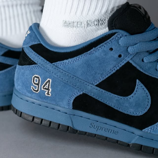 JustFreshKicks's tweet photo. ON FOOT LOOK: Supreme x Nike SB Dunk Low "Ocean Fog" 🫐 https://t.co/JHHxCaxm1G https://t.co/LLFAGT1Tif