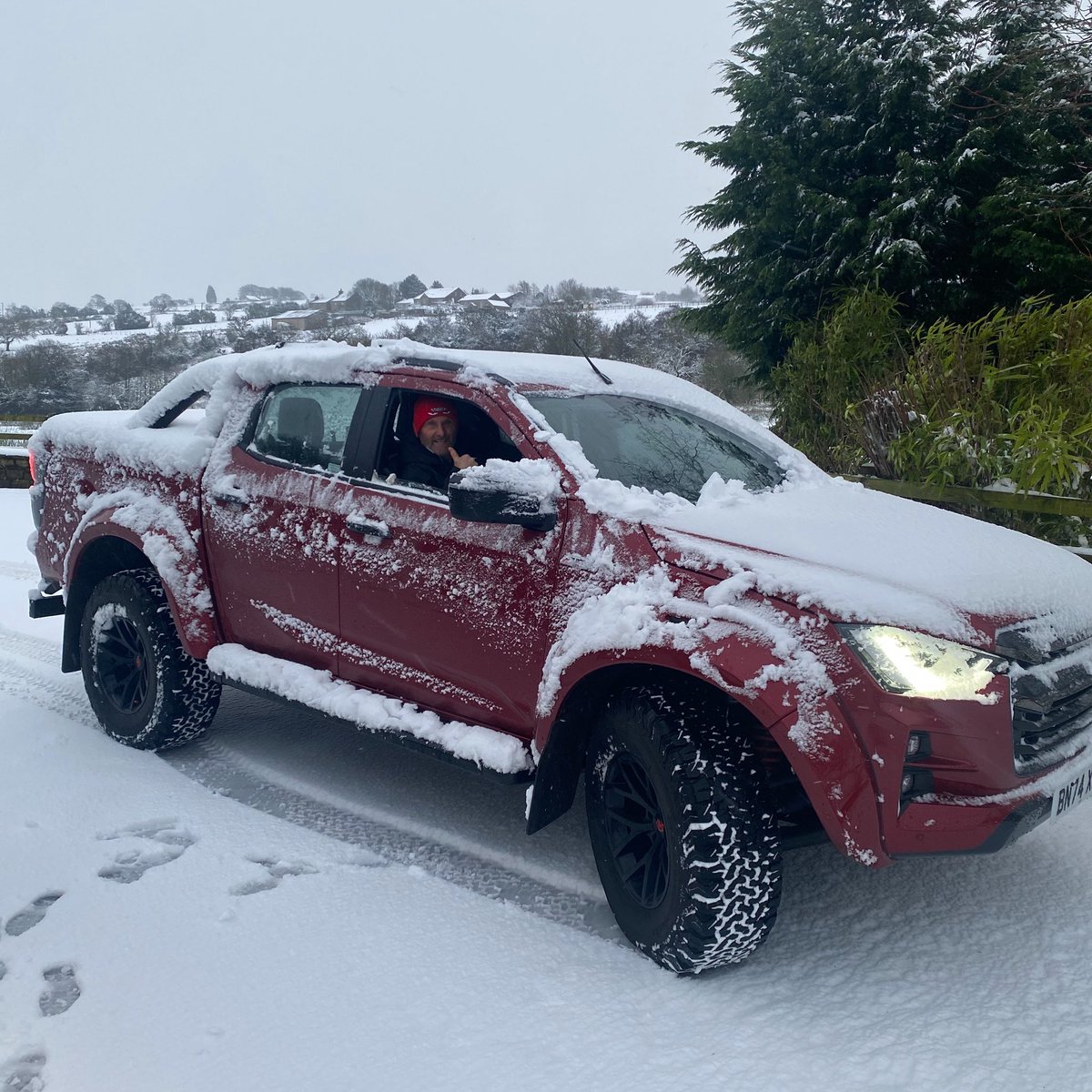 carlfogarty's tweet photo. Stay indoors they say today…Well unless you have a @Isuzuuk #dmax #at35 😁😈💪👍 https://t.co/jCIPqia8Y0