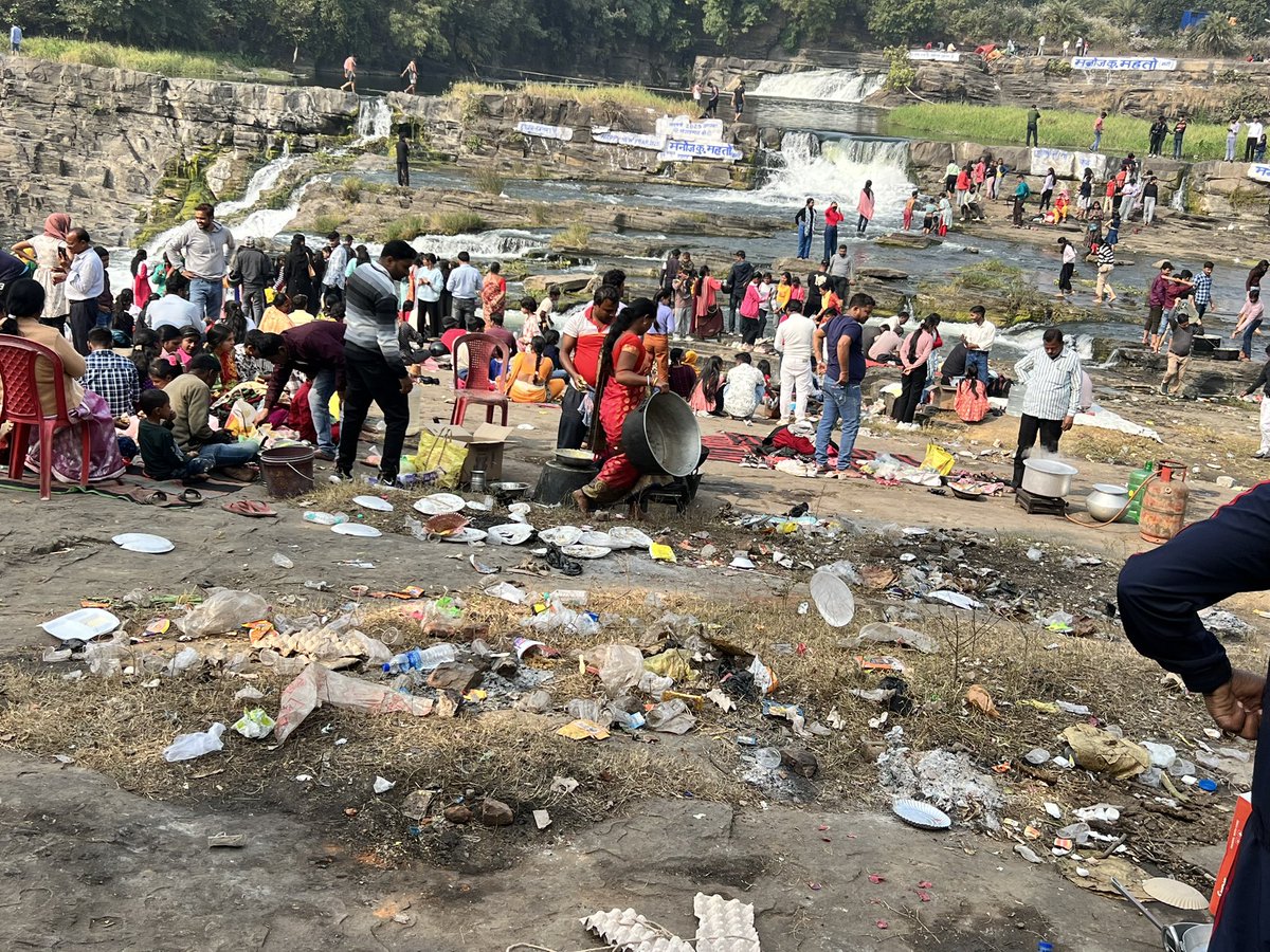 _Amit_Raj_'s tweet photo. Dear @DhanbadC , this is the condition of Bhatinda Falls, Dhanbad, Jharkhand. The lack of proper dustbins is leading to severe littering and ruining this beautiful spot. Please install dustbins and ensure regular cleanup to maintain its beauty. @SwachhBharatGov @dc_dhanbad https://t.co/rQ1b7gTOmi