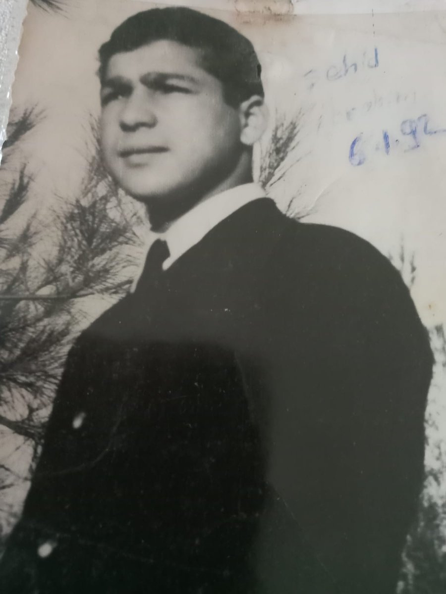 Bir nesil yetiştirerek memleketimizin İslâmî mücadelesinin yapı taşlarını döşeyen öncülerden Şehid Öğretmen İbrahim Kızmaz Hocanın şehadetinin yıl dönümünde orijinal bir fotoğrafını paylaşmak nasip oldu.
Rabbim rahmet eylesin...
Fotoğrafı ve anıları paylaşan ağabeyi Hacı