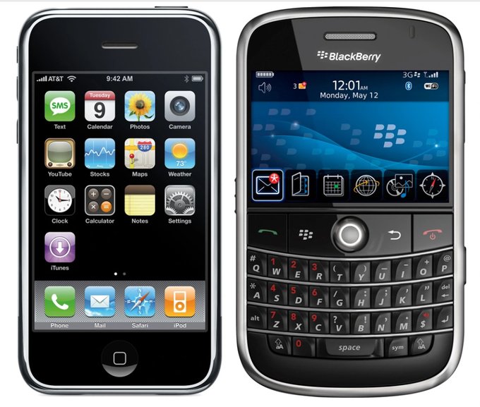MatheuusIA's tweet photo. Todos nós sabemos que a BlackBerry caiu nas graças da Apple. Mas essa não é a história completa.

Por trás de sua rápida ascensão, havia uma falha fatal. Uma única decisão que causou o colapso.

E aqui está a verdade chocante: a BlackBerry poderia ter se salvado. Mas não o fez.

Veja por que: ↓ .