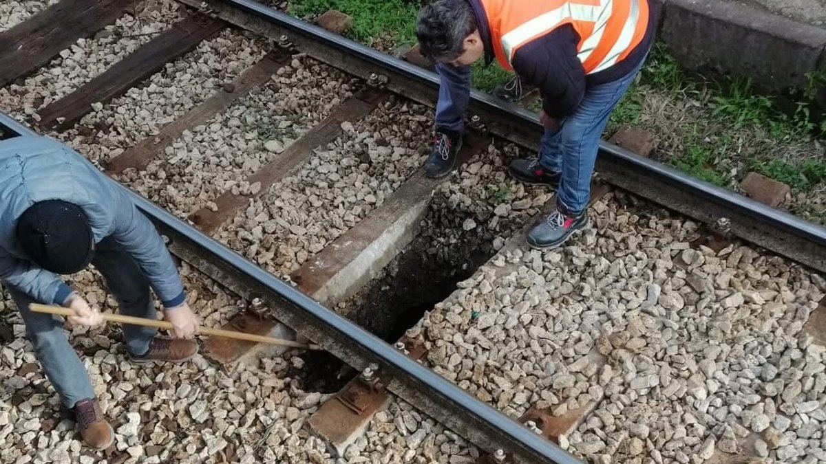 𝐯𝐨𝐫𝐚𝐠𝐢𝐧𝐞 𝐝𝐢 𝟒 𝐦𝐞𝐭𝐫𝐢 𝐬𝐨𝐭𝐭𝐨 𝐢 𝐛𝐢𝐧𝐚𝐫𝐢 𝐧𝐨𝐧 𝐞̀ 𝐬𝐨𝐥𝐨 𝐜𝐫𝐨𝐧𝐚𝐜𝐚.
Serve chiarezza e sicurezza: migliaia di pendolari viaggiano ogni giorno su queste infrastrutture. Chiediamo interventi urgenti e risposte concrete. #pozzuoli #napoli #bagnoli