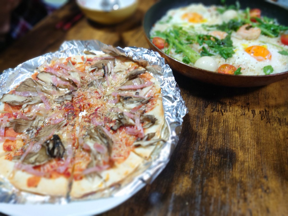 normal_kazz's tweet photo. 晩ごはんは七草とシーフードのリゾットと、舞茸とベーコンのマルゲリータ。
リゾット、大根、蕪に味が染みてて(゚д゚)ウマー
舞茸のピッツァも香ばしくて(゚д゚)ウマー
#おうちごはん #晩ごはん #おうちイタリアン #春の七草 #きのこのピッツァ #舞茸 #シーフードミックス #ravida #aosトラットリア https://t.co/P2fyqERybv