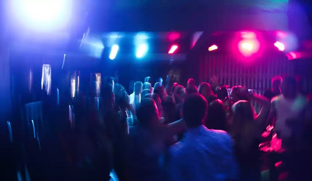 Abyasmzigua's tweet photo. Masela wapo kwenye HOUSE PARTY, wamemuona mrembo, mkali, kapoa, mmoja akaenda, akatema sumu, manzi akachomoa...

Mwingine alivyosogea, naye ikawa hivyo hivyo..

Wakaamua kuweka mpango mchafu wa kumkomoa. Bila kujua demu ni mtu mbaya tofauti kabisa na wanavyomtazama.

Iko hivi, ngoja nikusimulie...👇🏽