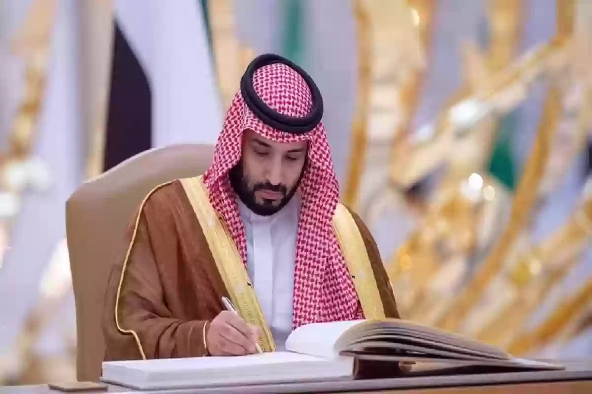 <a href="/keffatan_/">⚖️كفَّتان للمحاماة⚖️</a> اكتب فإن القلب يدعو صادقاً 
  أن يحفظ البلد الحرام من النِّقَمْ 

اكتب سقاك الله علماً نافعاً 
   تَنَل به مجداً على كلّ الأُمَم ْ

يا كاتب التاريخ دوِّن عالِياً 
   هذا الأمير وكيف يجتاز القِمَمْ ! 

هذا الأمير جهودُه محمودةٌ
   في كلِّ مَنْقَبَةٍ لَهُ فيها سَهَمْ 

الشّعب