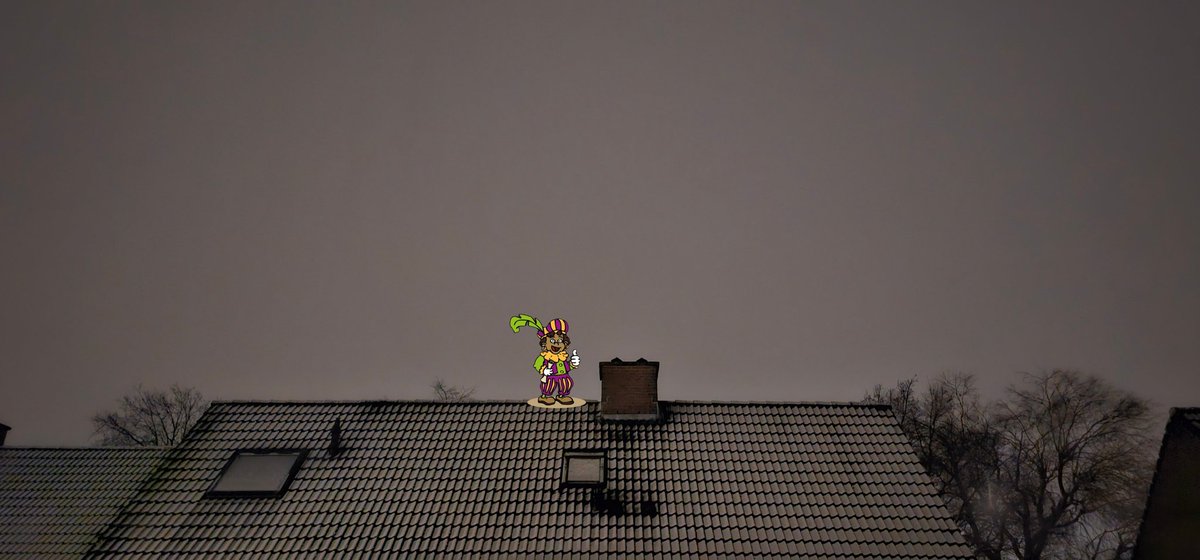 johan_klos's tweet photo. Goedemorgen zag ik nou #vanmorgen #zwartepiet nog lopen op het #dak zoveel os hier ook niet -gevallen #sneeuw https://t.co/TssqXGIIZB