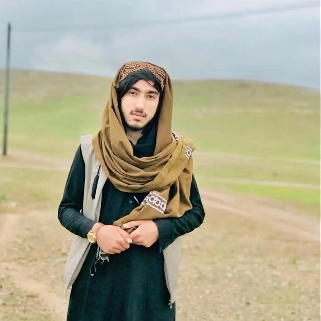 ایا شــهادت زموږ لپاره نوی شی ده
چې تاسو د یو ځوان 
شهادت دومره غمجن ڪړي یۍ
ای وروڼو.ڪه په شهادتونو موږ ڪمزوري او یاهم زموږ عزم او ارادي خامیدلای 
نو اوس به په دونیا زموږ نوم نښان هم نه وه
موږ د الله  لښڪر یو تر څو چې 
دا دونیا ژوندۍ وي زموږ دا مسیر به مست او ګړندی وي
بأذن الله
