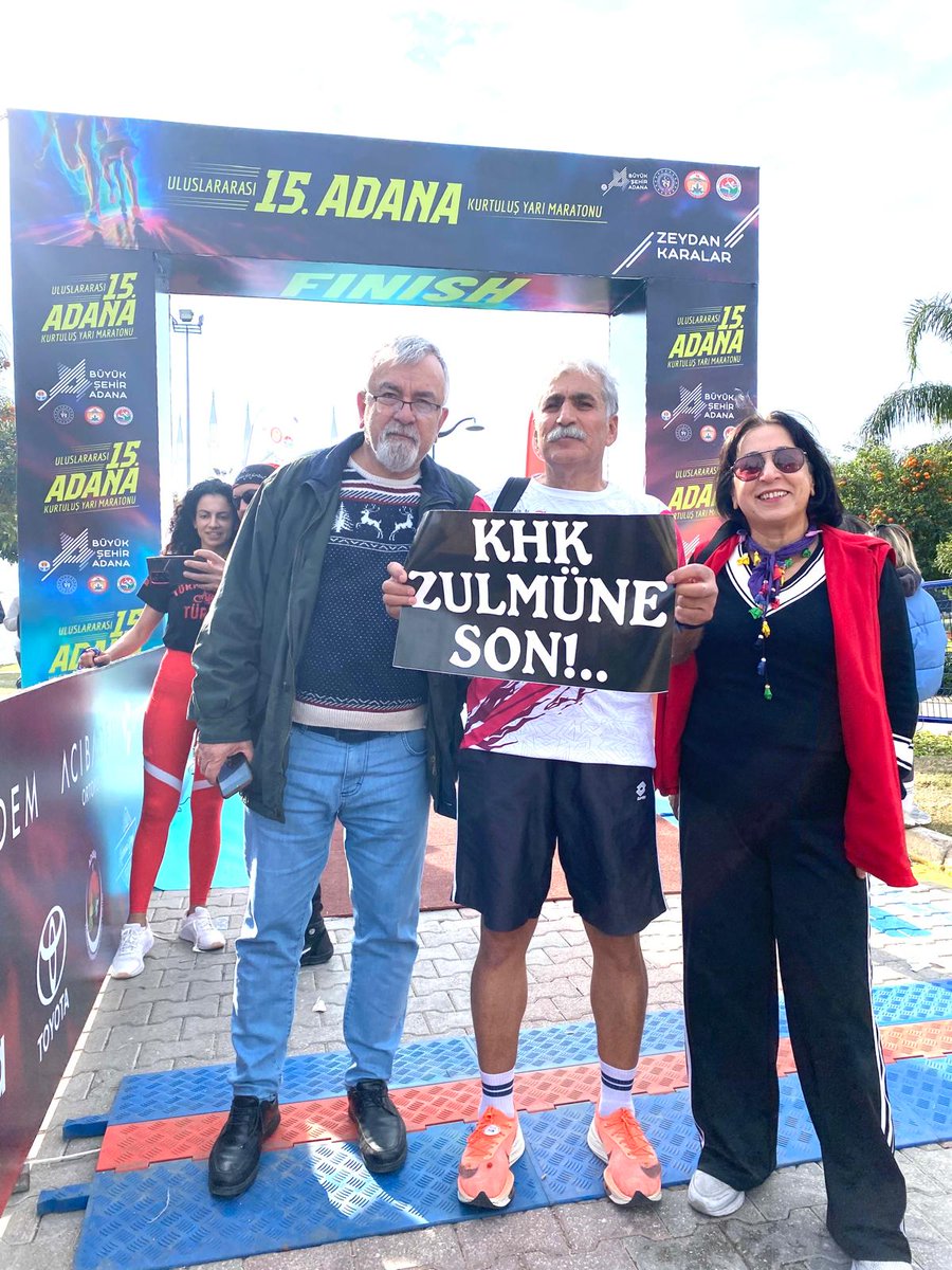 mkorkmaz62's tweet photo. SON DAKİKA!
Adana 5 ocak maratonunda koşan KHK lı  atlet son metrelerde "#KHK Zulmüne Son" pankartı açtı. https://t.co/5ZP1LDZjpz