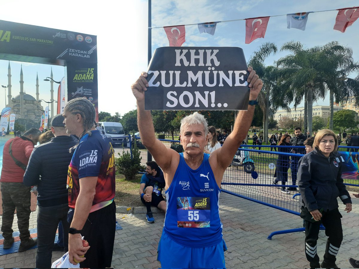 mkorkmaz62's tweet photo. SON DAKİKA!
Adana 5 ocak maratonunda koşan KHK lı  atlet son metrelerde "#KHK Zulmüne Son" pankartı açtı. https://t.co/5ZP1LDZjpz