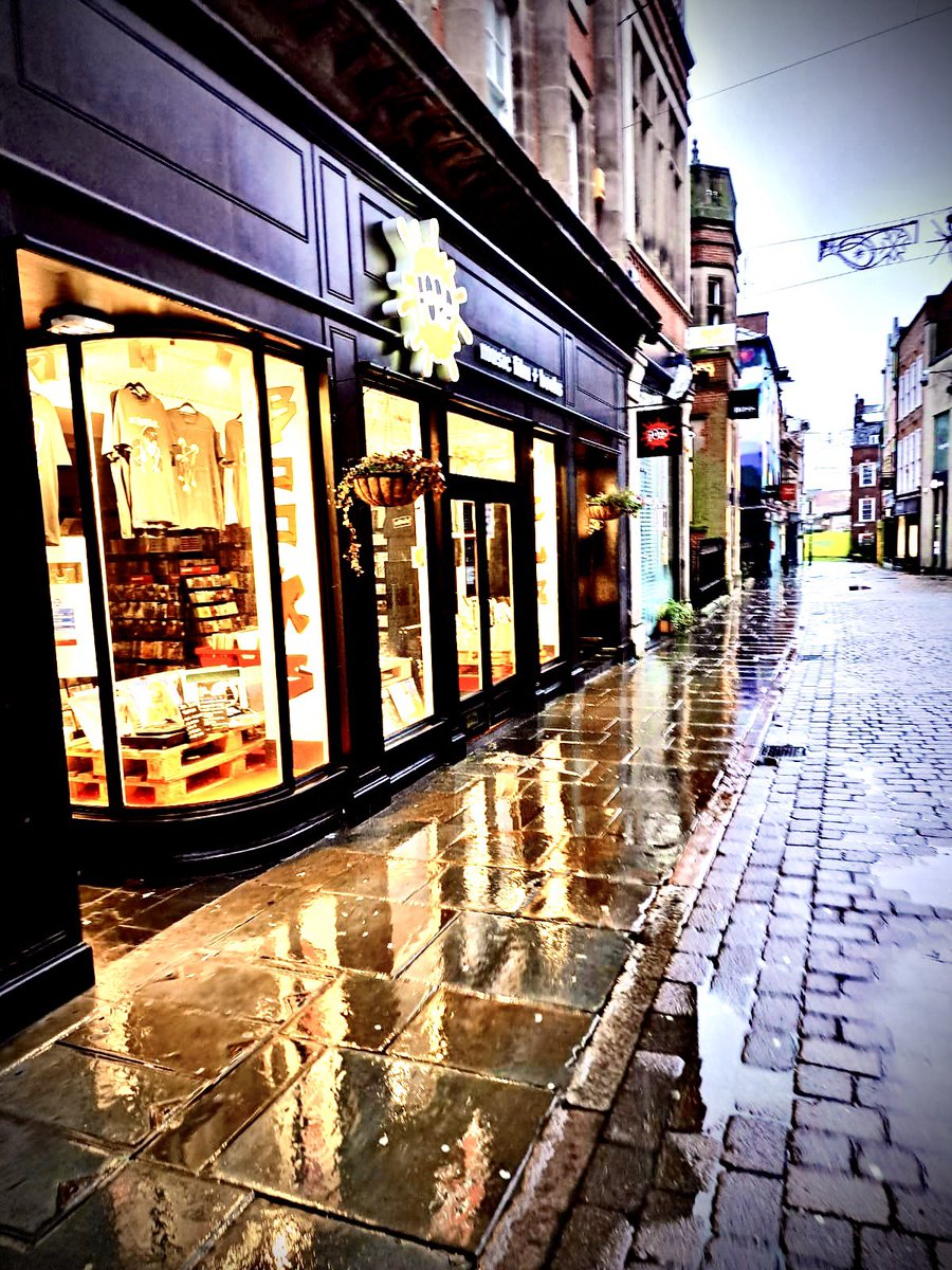 foppnotts's tweet image. Good Morning Nottingham :-) 

We are open as usual today 11.00 - 17.00, pop in and grab all your movie and music needs 🎥 🎶 

#fopp #foppnotts #nottingham @itsinnottingham #movies #music