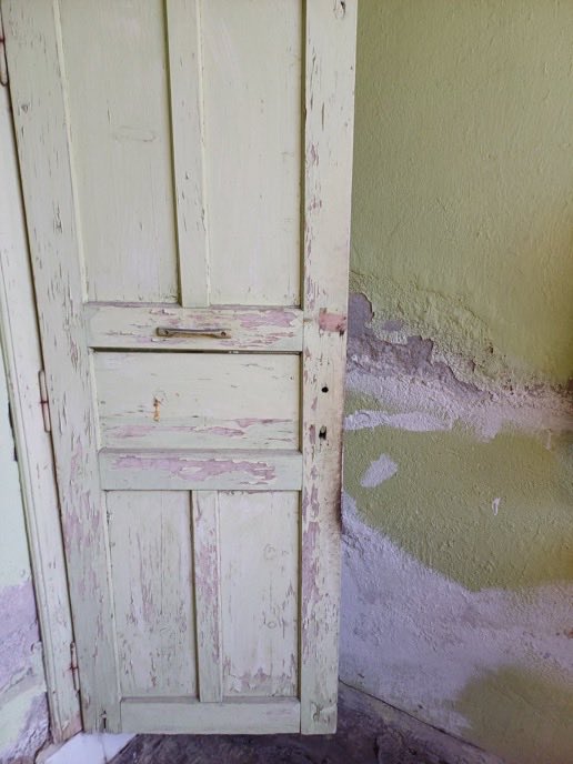 BÖYLE BİR EVDE KANSER HASTASI YAŞAYABİLİR Mİ ? 
Ne yazdık ki bir hastamız burada yaşam mücadelesi veriyordu .
Gelir dağılımında UÇURUM yaratıldı ve insanlar ölüme terk ediliyor.
İyi ki LÖSEV’i KURMUŞUZ