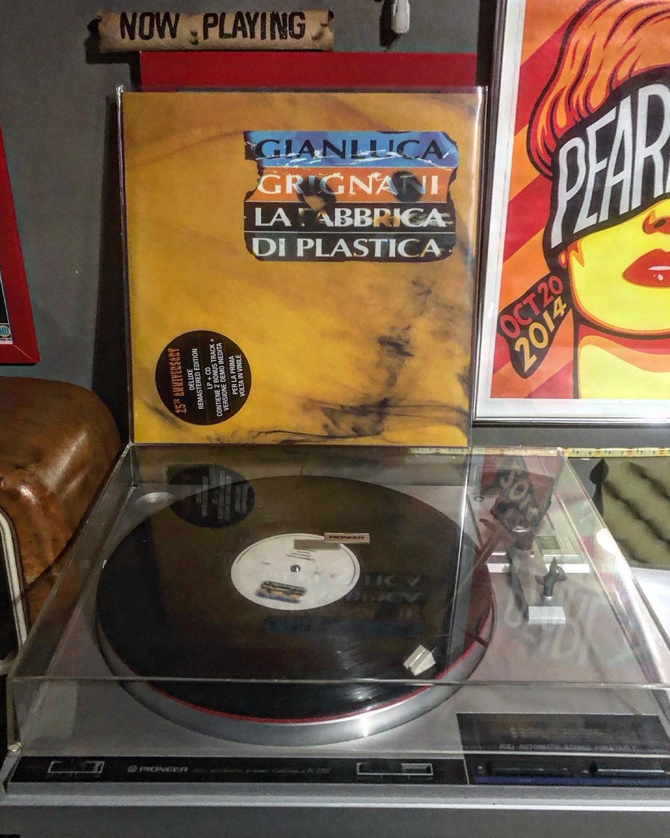 Listening to #GianlucaGrignani “La Fabbrica Di Plastica” (25th Anniversary Deluxe Ed.
Un disco incredibile,una svolta inaspettata,una ribellione verso i discografici del tempo, che volevano l’ennesimo “prodotto plastificato”per le ragazzine.Tra i migliori album italiani di sempre