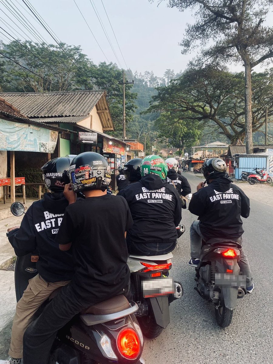 bep1976's tweet photo. Tak perlu menebar benci untuk menyanjung kami.  Pergerakan ini yang kalian anggap usang, merupakan bagian romantisasi.
Tetaplah hidup dengan warna masing-masing, perbedaan bukan berarti memenggal keramahan cinta ini.
SELAMAT 8 TAHUN BRIGADE EAST PAVONE!
#8RASVONE
#stillgreen
#ale https://t.co/sIxciqkIeP