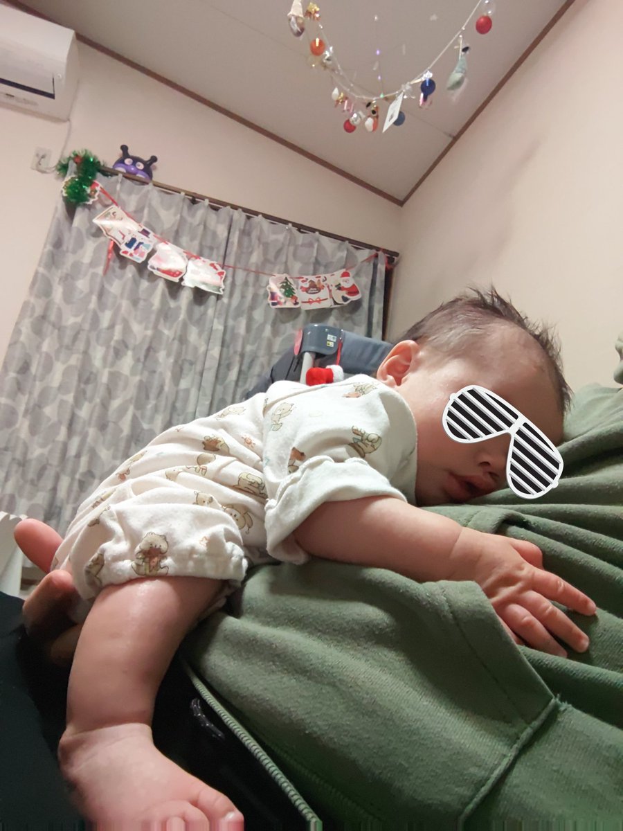 eeiakmkrmrink's tweet photo. 下の子が寝たからご飯作れない。

上の子はクリスマスの飾りをしまうと怒るから我が家は未だにクリスマス。

色々カオス https://t.co/s8OYNVumos