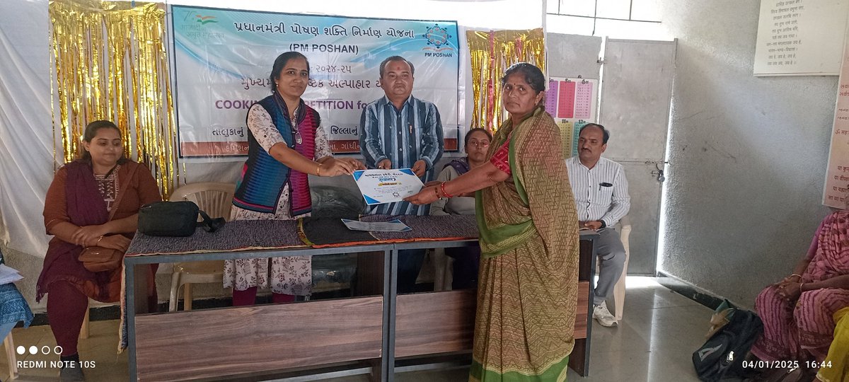 MAMmendarda's tweet photo. તા.૦૪/૦૧/૨૦૧૫ ના રોજ સીમ પ્રા.શાળા ખાતે cooking compensation 24-2025 નું આયોજન કરેલ જેમાં પ્રથમ, દ્વિતીય અને તૃતીય નંબર વાળા સ્પર્ધકને સન્માન પત્ર આપીને સંબોધિત કર��યા https://t.co/WwQVC6ghAO