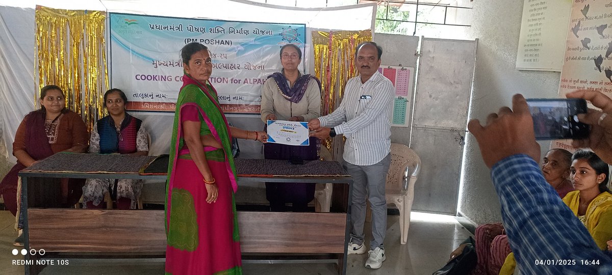 MAMmendarda's tweet photo. તા.૦૪/૦૧/૨૦૧૫ ના રોજ સીમ પ્રા.શાળા ખાતે cooking compensation 24-2025 નું આયોજન કરેલ જેમાં પ્રથમ, દ્વિતીય અને તૃતીય નંબર વાળા સ્પર્ધકને સન્માન પત્ર આપીને સંબોધિત કર��યા https://t.co/WwQVC6ghAO