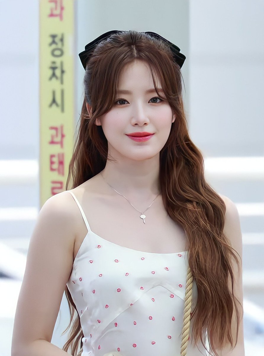 TOP100KPOP's tweet photo. Happy 25th birthday to SHUHUA from (G)I-DLE! 🥳🎉 https://t.co/D2HIZAKiGD