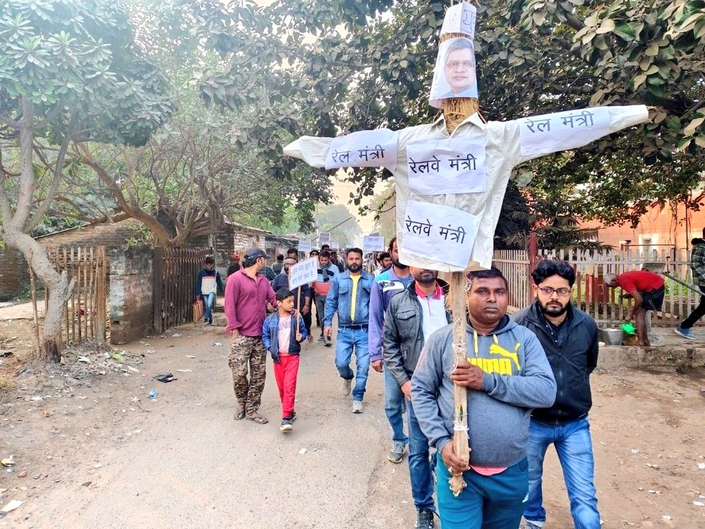 हमें हक मांगना नहीं अब छीनना होगा 📍❌🚫
रेलवे ने टेक्निकल पदों पर ITI की अनिवार्यता कर रखी थी जिस से अभ्यर्थि अपनी ITI  की डिग्री लेकर बैठे हैं। 

#Iti_Qualification_In_GroupD
#Group_D_वैकेंसी_बढ़ाओ