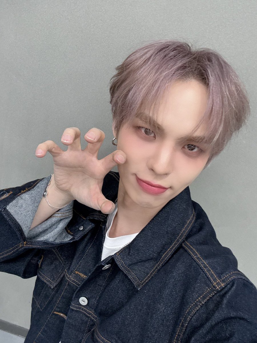 CIX_twt's tweet photo. 🦖🦖

#CIX #FIX #BX #이병곤 #병곤 #평픽사💙 https://t.co/D6zxlm3ODV
