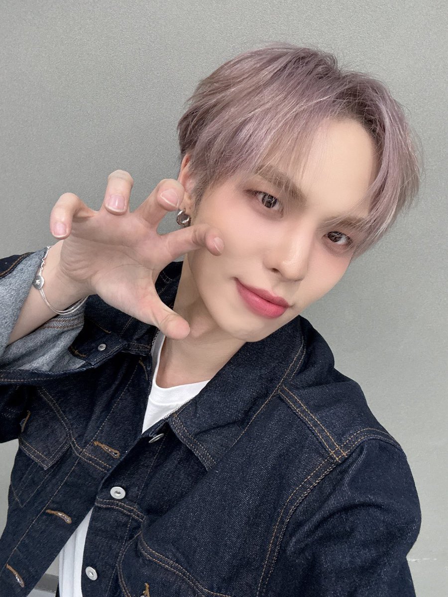 CIX_twt's tweet photo. 🦖🦖

#CIX #FIX #BX #이병곤 #병곤 #평픽사💙 https://t.co/D6zxlm3ODV