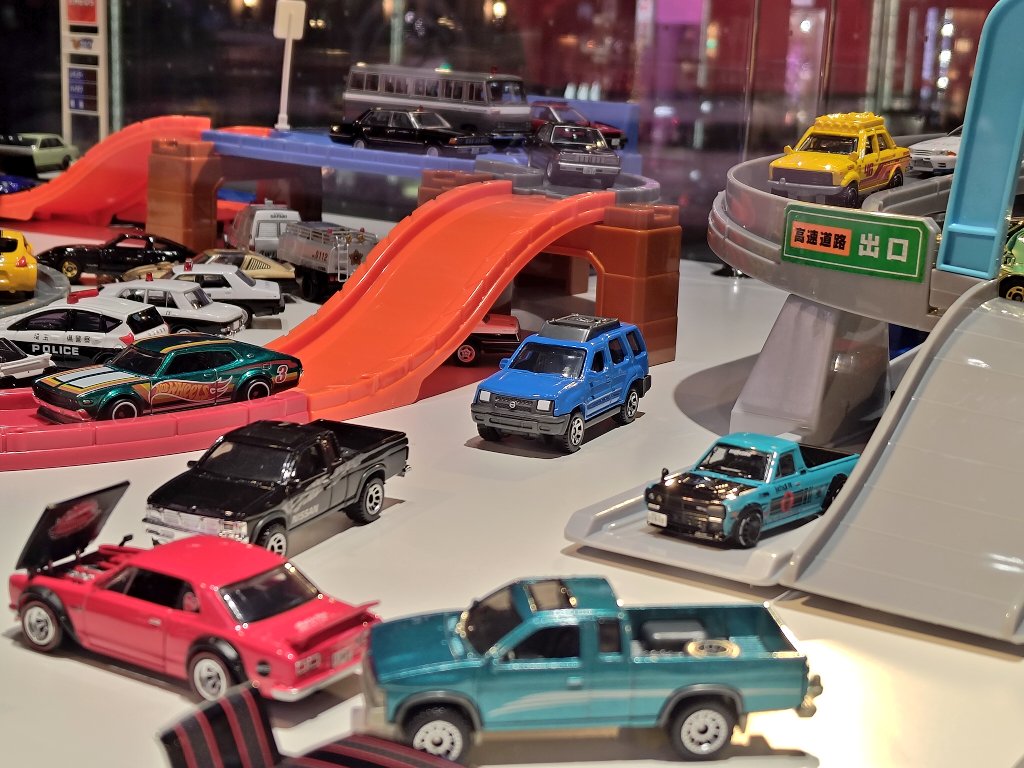 kou_175's tweet photo. 銀座の日産ギャラリーに来た
コンセントを備えた施設は時々見かけるがワイヤレス充電まで備えていて充電してみるとラベンダー？の香りがするの面白い
あ、エクステラのミニカーだ！ https://t.co/DMnzdtKLgN