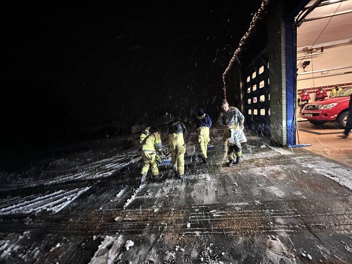 ⛄️❄️ First Call of 2025 ❄️⛄️

22:15, mobilised RTC, Burford, then  a second incident—a fire in a commercial premises in Burford. 

Both resolved safely, though local phone/broadband may be disrupted. 

Back at 00:45, we prepped for snow, ensuring readiness for more calls! 🚒🔥