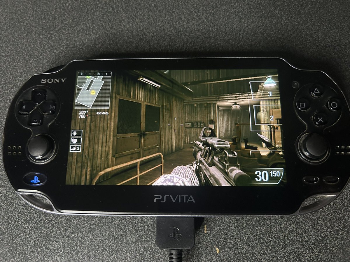 saudigamer's tweet photo. 🚨🚨

اللاعب @realradec يؤكد أن أونلاين Call of Duty: Black Ops: Declassified ما زال يعمل على بلايستيشن فيتا🤯

اللعبة صادرة قبل نحو 13 عامًا، ويبدو أن أكتيفجن  نسيت تغلق سيرفراتها!🤣 https://t.co/EHgMhYVu96