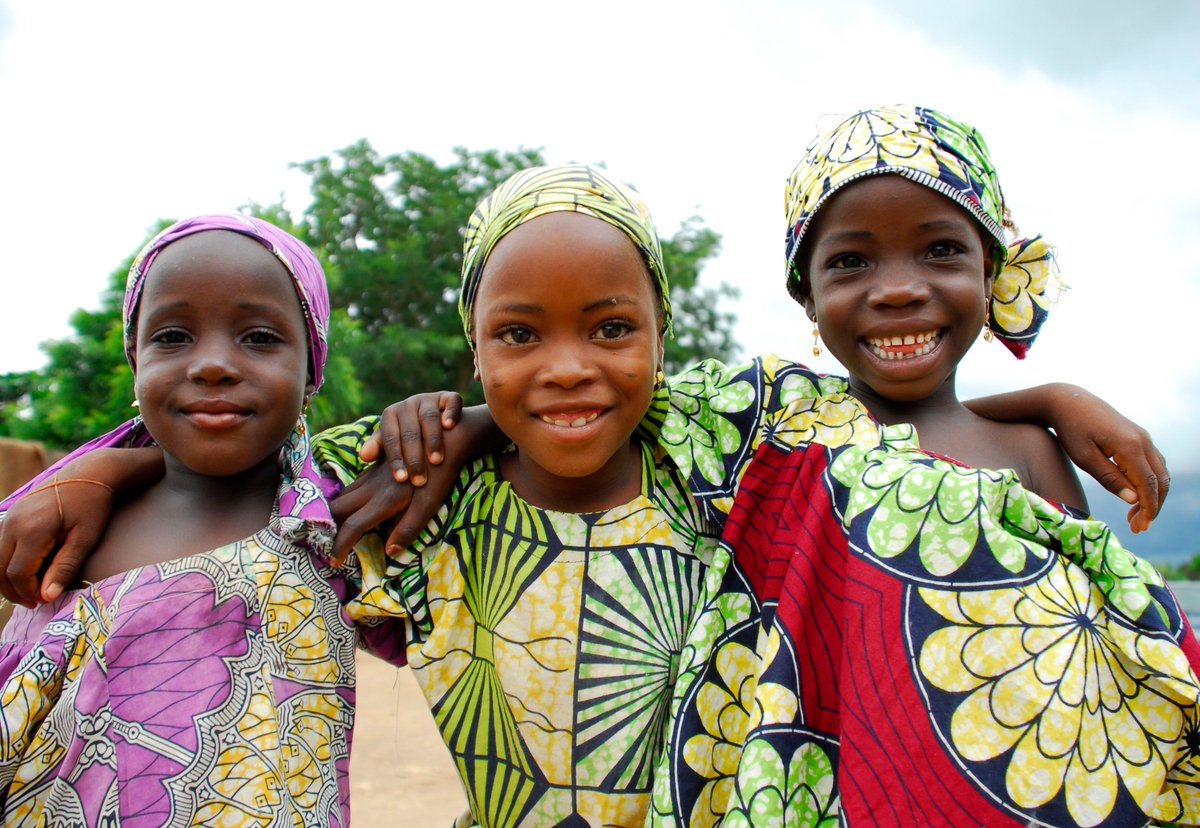 DAIGlobal's tweet photo. To boost food security, @IFC_org is working closely with farmers in 8 local government areas (LGAs) in #Kano State, Nigeria in providing essential support through supervisors and field monitors who oversee training, harvest, and post-harvest activities. 

Working in 8 LGAs, 2,500+ farmers have benefitted from this project, making a significant impact on local food supply. IFC aims to enhance #agricultural productivity & ensure that communities have access to a stable food supply.

Read more here: https://t.co/JfScpHQ2Ro