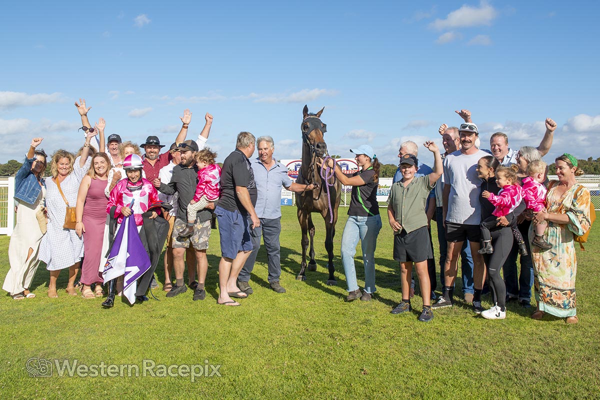 WesternRacepix's tweet photo. PLAYING RIO- Albany Sunday 5th January
@AlbanyRacing #WesternRacepix #FitzpatrickPlateDay                    

More 📸 https://t.co/XhRFkk00xX https://t.co/i6QYcISGKa