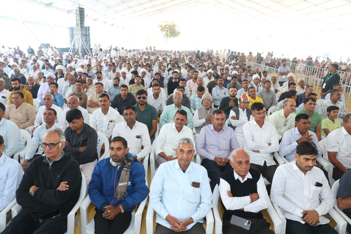 Bhupendrapbjp's tweet photo. માનનીય વડાપ્રધાન શ્રી નરેન્દ્રભાઈ મોદીએ સમાજ શક્તિને રાષ્ટ્ર નિર્માણમાં જોડવાની પ્રેરણા આ���ી છે. આંજણાધામના નિર્માણનું કાર્ય તેની જ પ્રતીતિ કરાવે છે. 

આ સંકુલ સમાજના યુવાઓના કારકિર્દી ઘડતરની સાથે તેમને સદાચાર અને સદમાર્ગે લઈ જવાનું કાર્ય કરશે. આંજણાધામ યુવાનોમાં દેશપ્રેમના સંસ્કારોનું સિંચન કરવાનું કેન્દ્ર બની રહે તેવી શુભકામના.