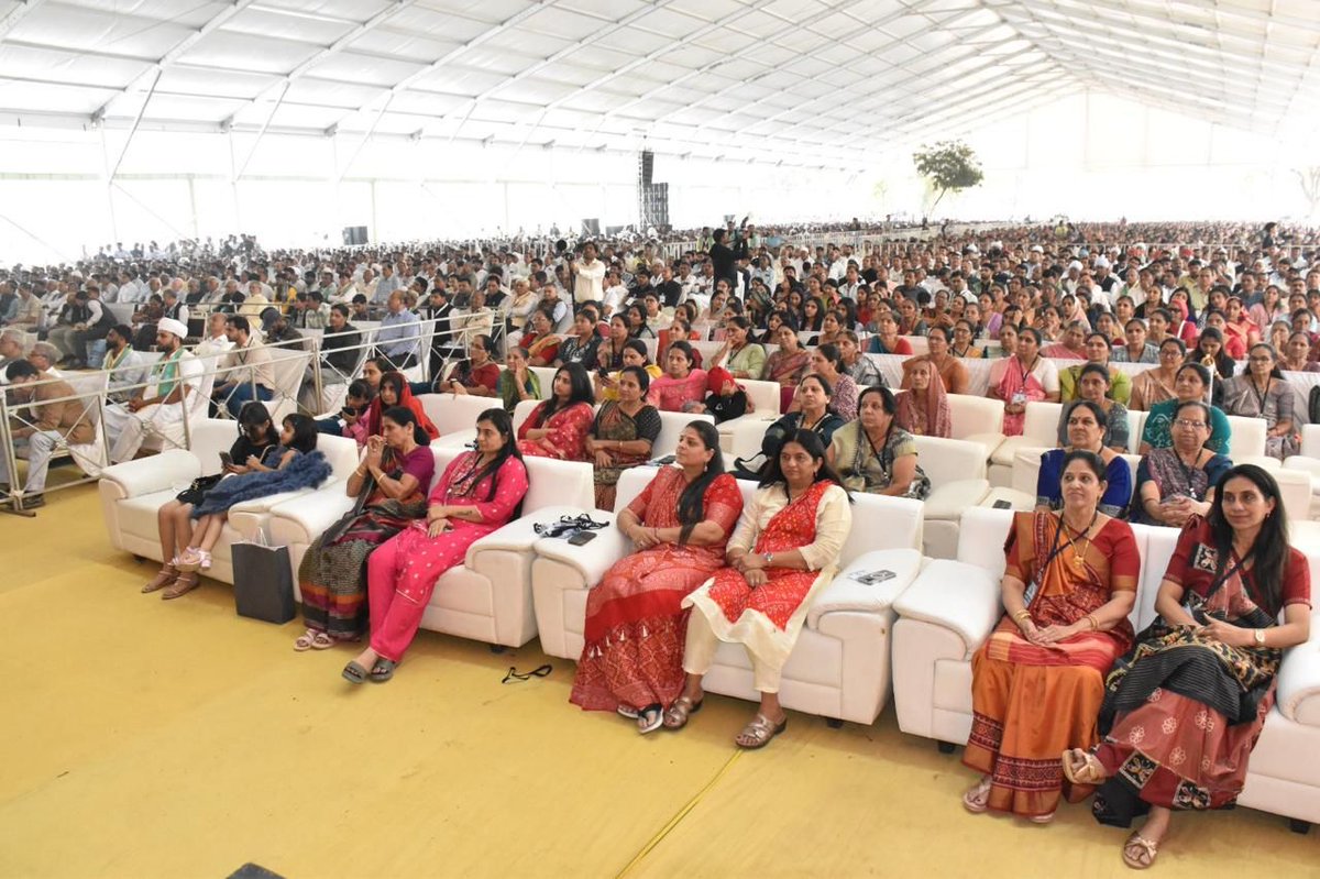 Bhupendrapbjp's tweet photo. માનનીય વડાપ્રધાન શ્રી નરેન્દ્રભાઈ મોદીએ સમાજ શક્તિને રાષ્ટ્ર નિર્માણમાં જોડવાની પ્રેરણા આ���ી છે. આંજણાધામના નિર્માણનું કાર્ય તેની જ પ્રતીતિ કરાવે છે. 

આ સંકુલ સમાજના યુવાઓના કારકિર્દી ઘડતરની સાથે તેમને સદાચાર અને સદમાર્ગે લઈ જવાનું કાર્ય કરશે. આંજણાધામ યુવાનોમાં દેશપ્રેમના સંસ્કારોનું સિંચન કરવાનું કેન્દ્ર બની રહે તેવી શુભકામના.