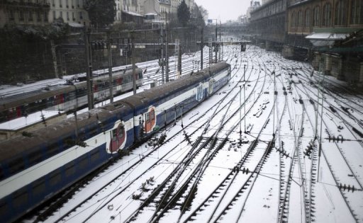 CheminsdeFerTC's tweet photo. Oui, le doc. est de mauvaise qualité mais il est rare de trouver une photo de la =>#tranchéedesBatignolles en enfilade avec le bout des quais de la =>#gareSaintLazare à =>#Paris. Les rames de banlieue =>#Z6400 et =>#VB2N circulaient en 03-13..
Auteur : Fred Dufour de l'AFP. https://t.co/yqLNqzgBWi