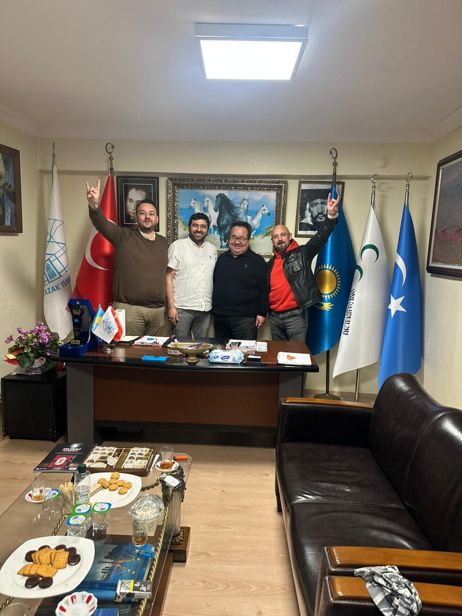 Kazak Türkleri Vakfı yönetim kurulu başkanlığına seçilen gönüldaşımız Faruk Aksel'i makamında ziyaret ettik.

Yeni görevinde başarılar dileriz.