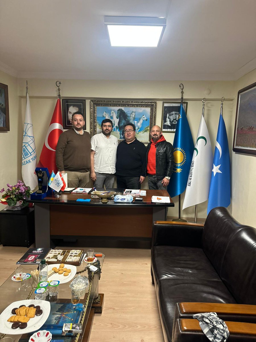 inisiyatifist34's tweet photo. Kazak Türkleri Vakfı yönetim kurulu başkanlığına seçilen gönüldaşımız Faruk Aksel'i makamında ziyaret ettik.

Yeni görevinde başarılar dileriz. https://t.co/MihhRGFm8j