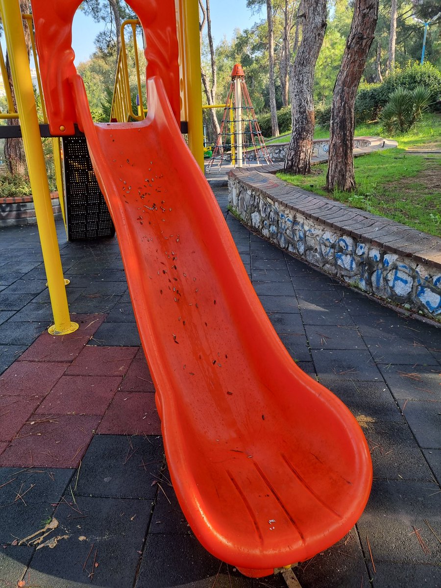 sselincee's tweet photo. Merhaba,  Ahmet Piriştina parkının halini fotolarda paylaşıyorum ve temizlenmesi konusunda bilgilerinizi rica ediyorum. @izmirhim @KarabaglarBel @izmirbld https://t.co/4dhNR4dNTK