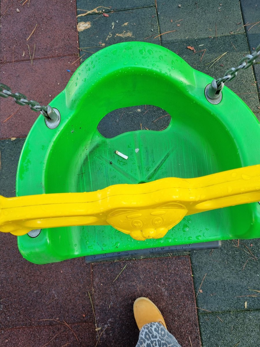 Merhaba,  Ahmet Piriştina parkının halini fotolarda paylaşıyorum ve temizlenmesi konusunda bilgilerinizi rica ediyorum. <a href="/izmirhim/">İzmir HİM</a> <a href="/KarabaglarBel/">Karabağlar Belediyesi</a> <a href="/izmirbld/">İzmir Büyükşehir Belediyesi</a>