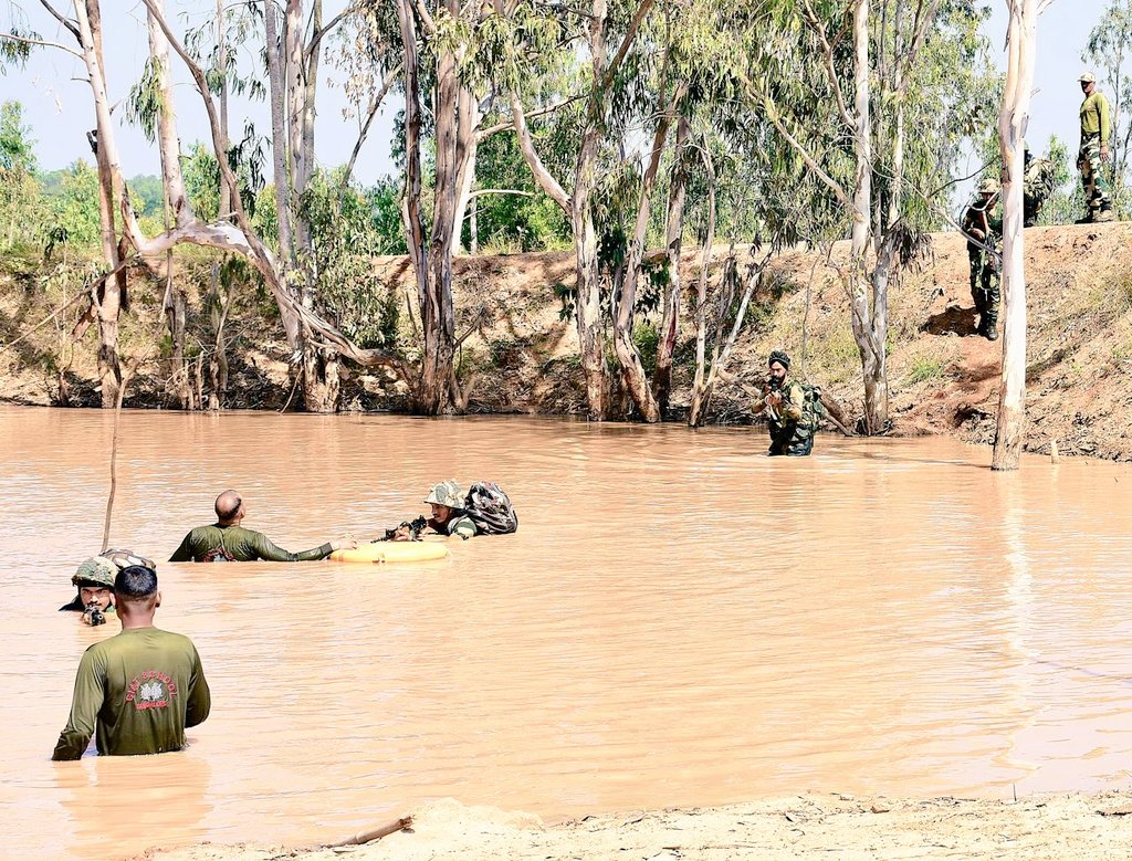 DDNational's tweet photo. BSF training at CIATS, STC Bangalore, sharpens skills in counter-insurgency and anti-terrorism to ensure enhanced security.

@BSF_India @SpokespersonMoD #BSF #CounterTerrorism #CIATS #Bangalore #NationalSecurity https://t.co/gILLEy6eG0