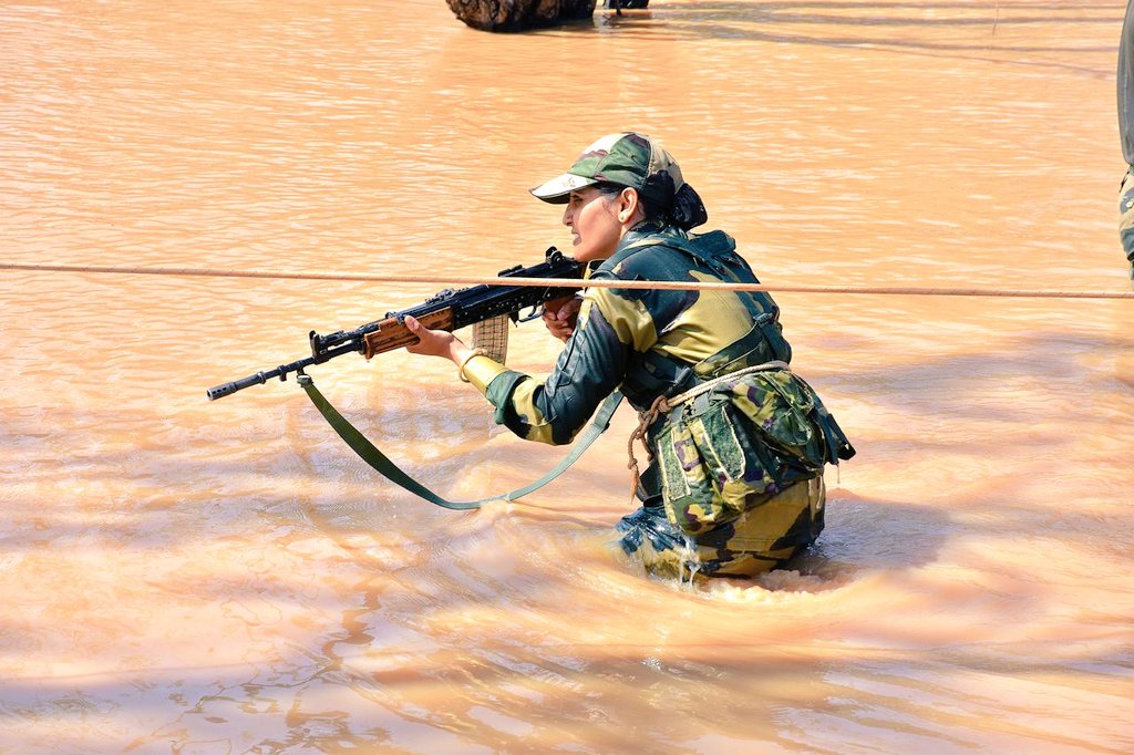 DDNational's tweet photo. BSF training at CIATS, STC Bangalore, sharpens skills in counter-insurgency and anti-terrorism to ensure enhanced security.

@BSF_India @SpokespersonMoD #BSF #CounterTerrorism #CIATS #Bangalore #NationalSecurity https://t.co/gILLEy6eG0
