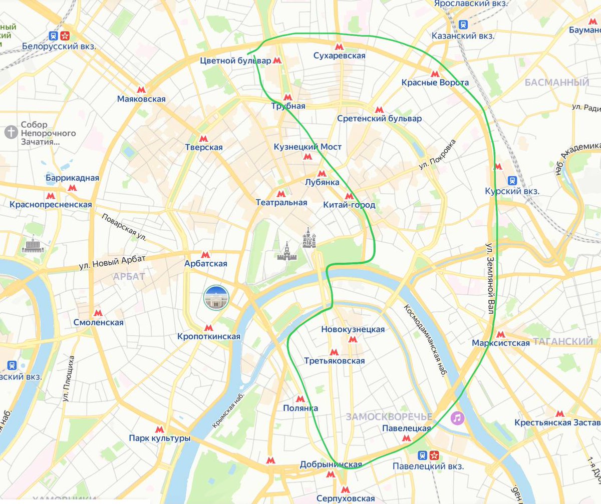 arkhlikbez's tweet image. Садовое кольцо делится на две части.  

Первая — официальная, деловая, с Кремлём, МИДом, Остоженкой, Патриаршими, дорогими ресторанами.  

Вторая — тихая, живая, настоящая, с кучей проходных дворов, маленьких церквушек, с уютными кафехами и магазинчиками.