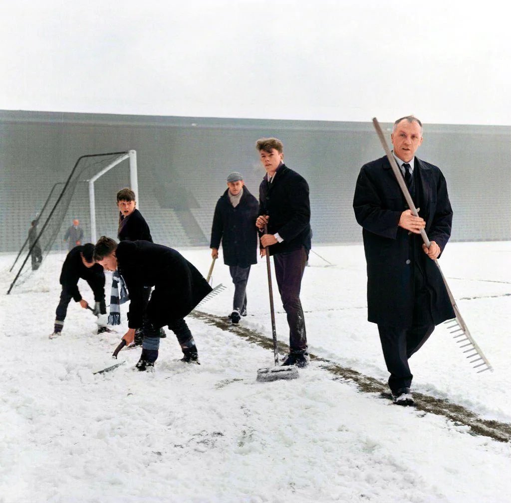 MAXFITCAMP's tweet photo. Never one to admit defeat, Bill Shanklyassembles his team of groundsmen, grabs a shovel and decides he’ll clear the pitch himself.
#LFC #LiverpoolSnow #LFCVMANU https://t.co/Yy1wMupN9n