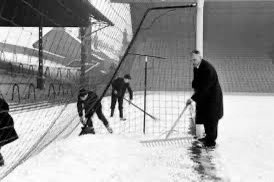 MAXFITCAMP's tweet photo. Never one to admit defeat, Bill Shanklyassembles his team of groundsmen, grabs a shovel and decides he’ll clear the pitch himself.
#LFC #LiverpoolSnow #LFCVMANU https://t.co/Yy1wMupN9n