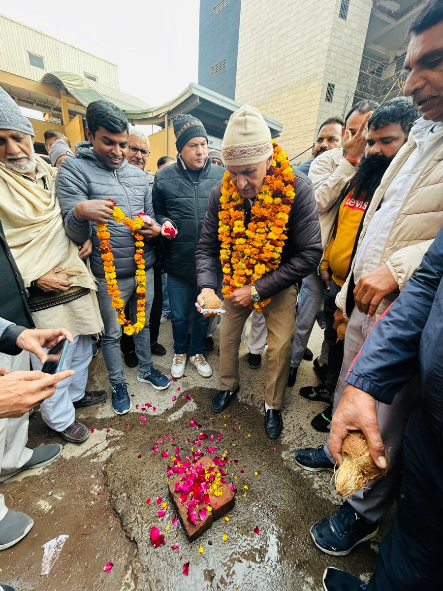 DharampalLakra's tweet photo. आप सभी मुण्डका विधानसभा वासियों की पुरजोर माँग पर, आचार संहिता के मद्देनजर,  माननीय मुख्यमंत्री श्रीमती @AtishiAAP जी व श्री @ArvindKejriwal जी के बिजी शेड्यूल को देखते हुए रोहतक रोड के दोनों तरफ के नालों का उद्घाटन करना अपनी जिम्मेदारी समझते हुए।
आज मुंडका मेट्रो स्टेशन के नीचे रोहतक रोड के नालों का उद्घाटन किया गया। इस अवसर पर इस महत्वपूर्ण परियोजना को पूरा करवाने के लिए अतिविशिष्ट भूमिका निभाने पर दिल्ली के महामहिम @LtGovDelhi श्री VK Saxena जी का भी तहेदिल से आभार व्यक्त करता हूँ. 

इस बड़े उद्घाटन के मौके पर विधानसभा के अन्य गणमान्य लोग भी उपस्थित रहे जिन्होंने इस कार्य को क्षेत्र के लिए एक बड़ी उपलब्धि बताया। आप सभी को भी पधारने के लिए हार्दिक धन्यवाद
🙏🏻🙏🏻

@MLADharampalLakra
#MundkaVidhansabha 
@AmitShah