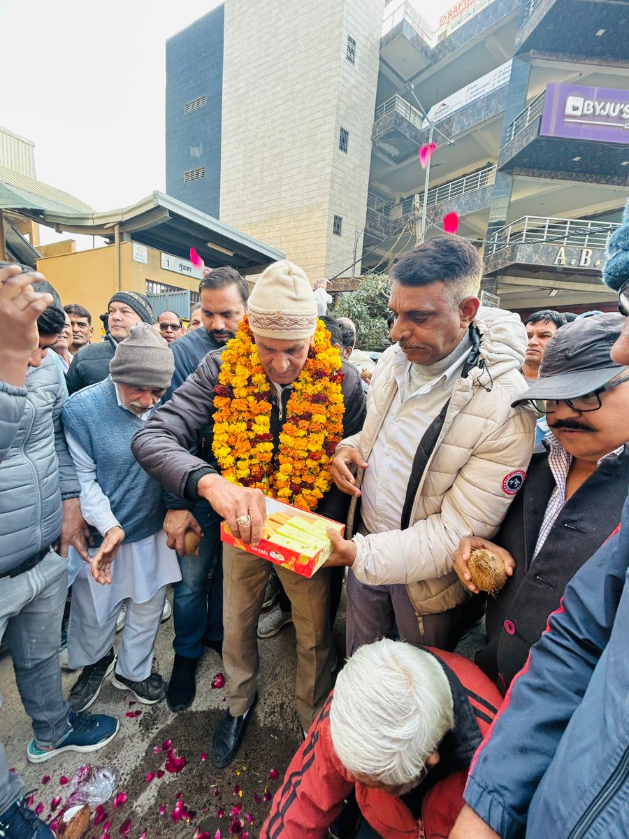 आप सभी मुण्डका विधानसभा वासियों की पुरजोर माँग पर, आचार संहिता के मद्देनजर,  माननीय मुख्यमंत्री श्रीमती <a href="/AtishiAAP/">Atishi</a> जी व श्री <a href="/ArvindKejriwal/">Arvind Kejriwal</a> जी के बिजी शेड्यूल को देखते हुए रोहतक रोड के दोनों तरफ के नालों का उद्घाटन करना अपनी जिम्मेदारी समझते हुए।
आज मुंडका मेट्रो स्टेशन के नीचे